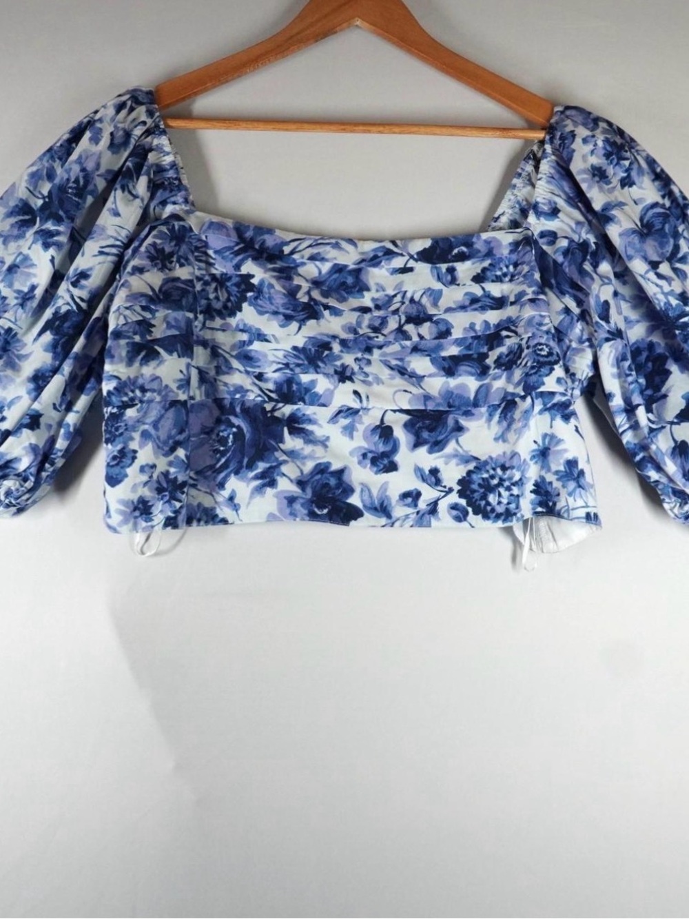 Abercrombie & Fitch Blue and White Floral Puff-Sleeve Crop Top